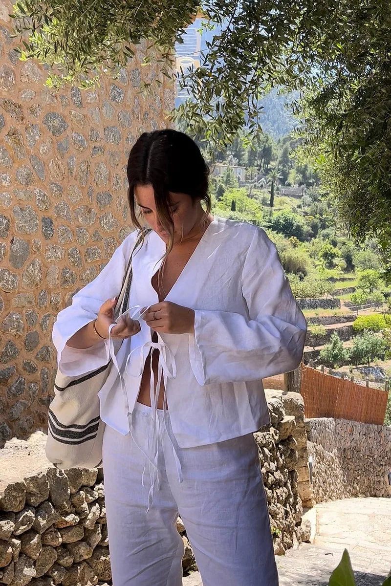 LIVIA – WEISSE BLUSE MIT SCHNÜRUNG UND KURZEN ÄRMELN 2
