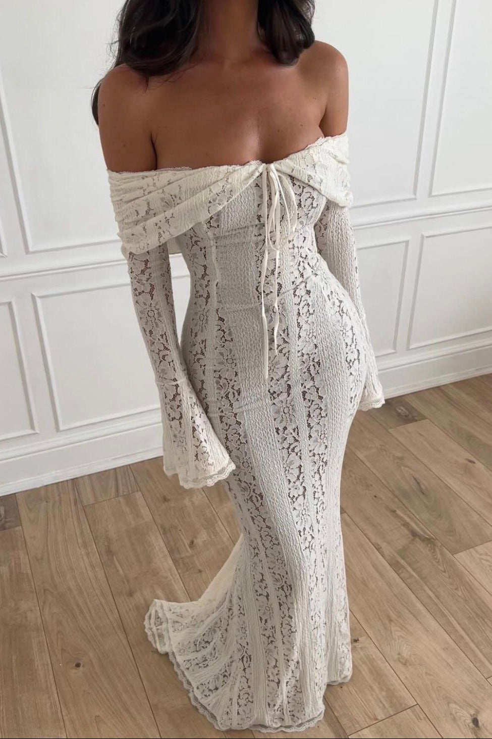 ELISA MAXIKLEID AUS SPITZE – SCHULTERFREI IN WEISS 3