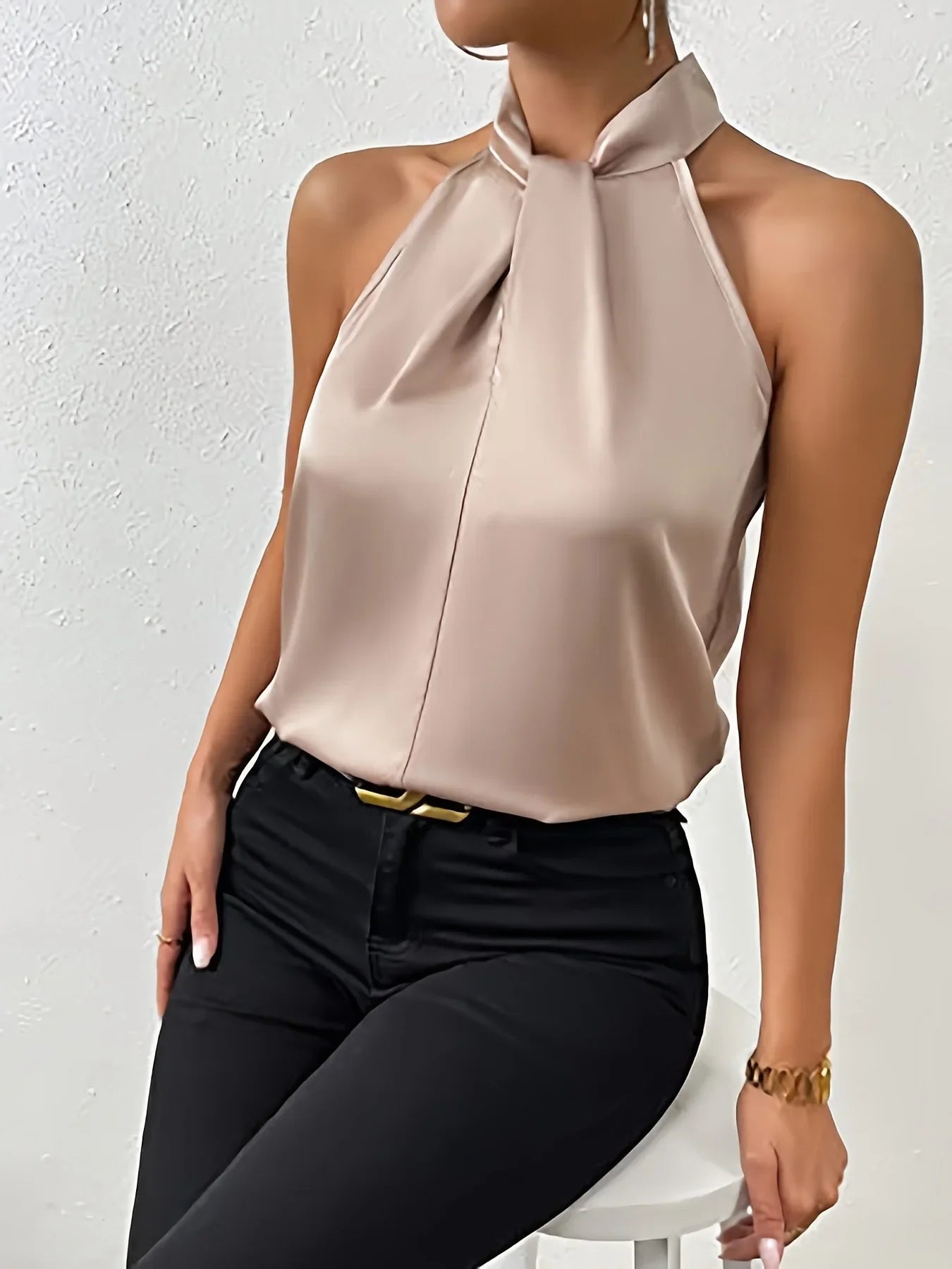 MALI – ÄRMELLOSE SATINBLUSE MIT HALS-BINDUNG IN KHAKI 2