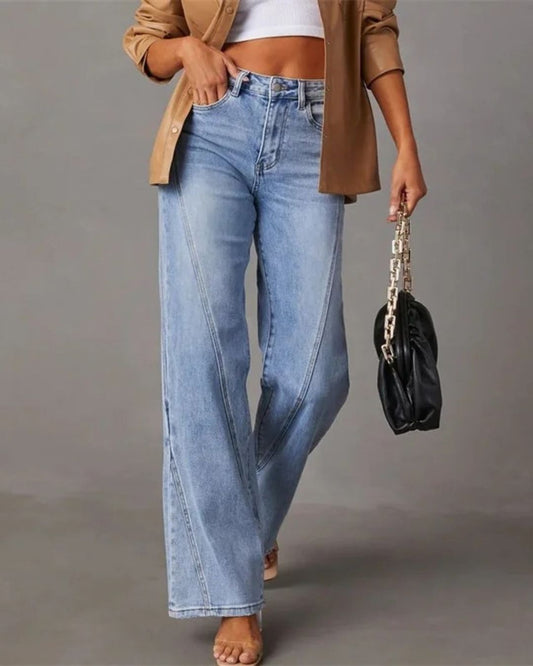 AMÉLIE – DENIM JEANS MIT WEITEM BEIN UND V-NAHTDETAILS 1