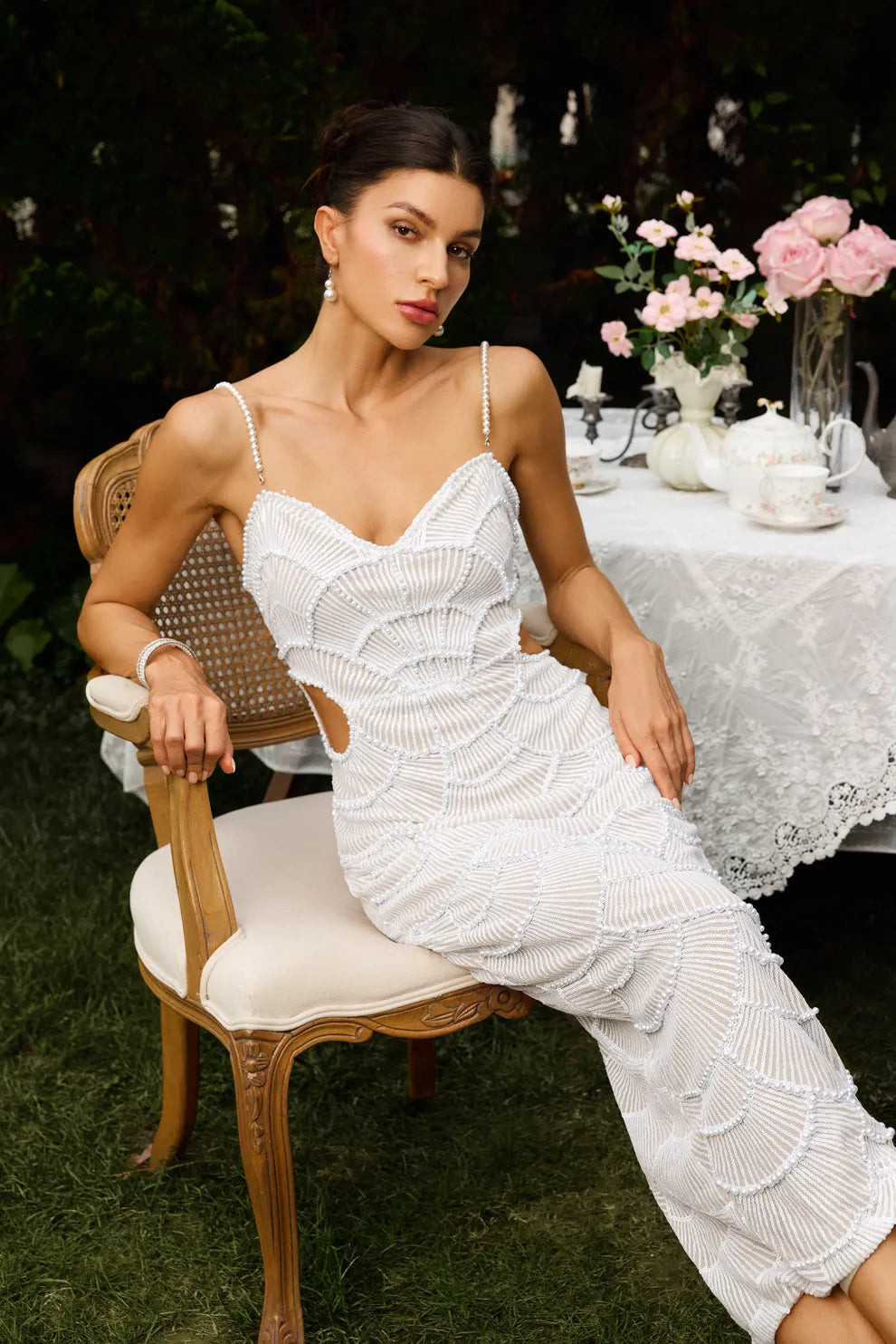 ELENORA – WEISSES FIGURBETONTES ABENDKLEID MIT SPAGHETTITRÄGERN UND WELLENSTRUKTUR 6