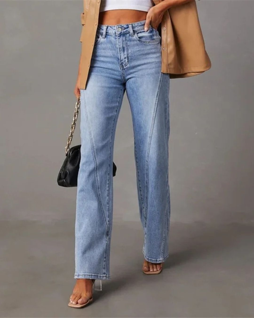 AMÉLIE – DENIM JEANS MIT WEITEM BEIN UND V-NAHTDETAILS 2