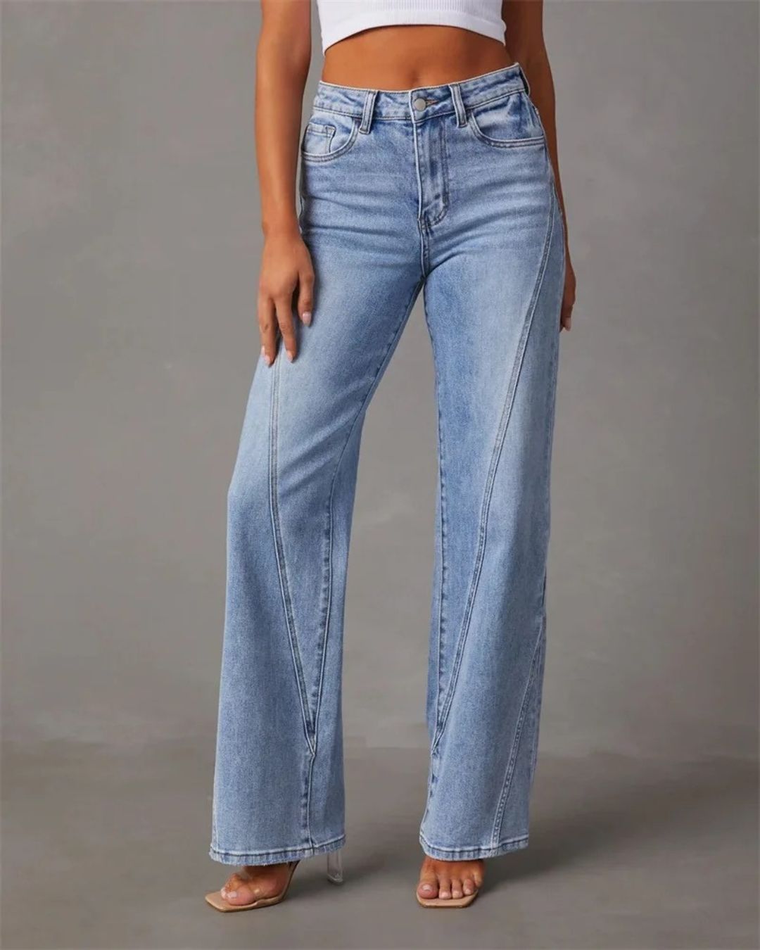 AMÉLIE – DENIM JEANS MIT WEITEM BEIN UND V-NAHTDETAILS 3