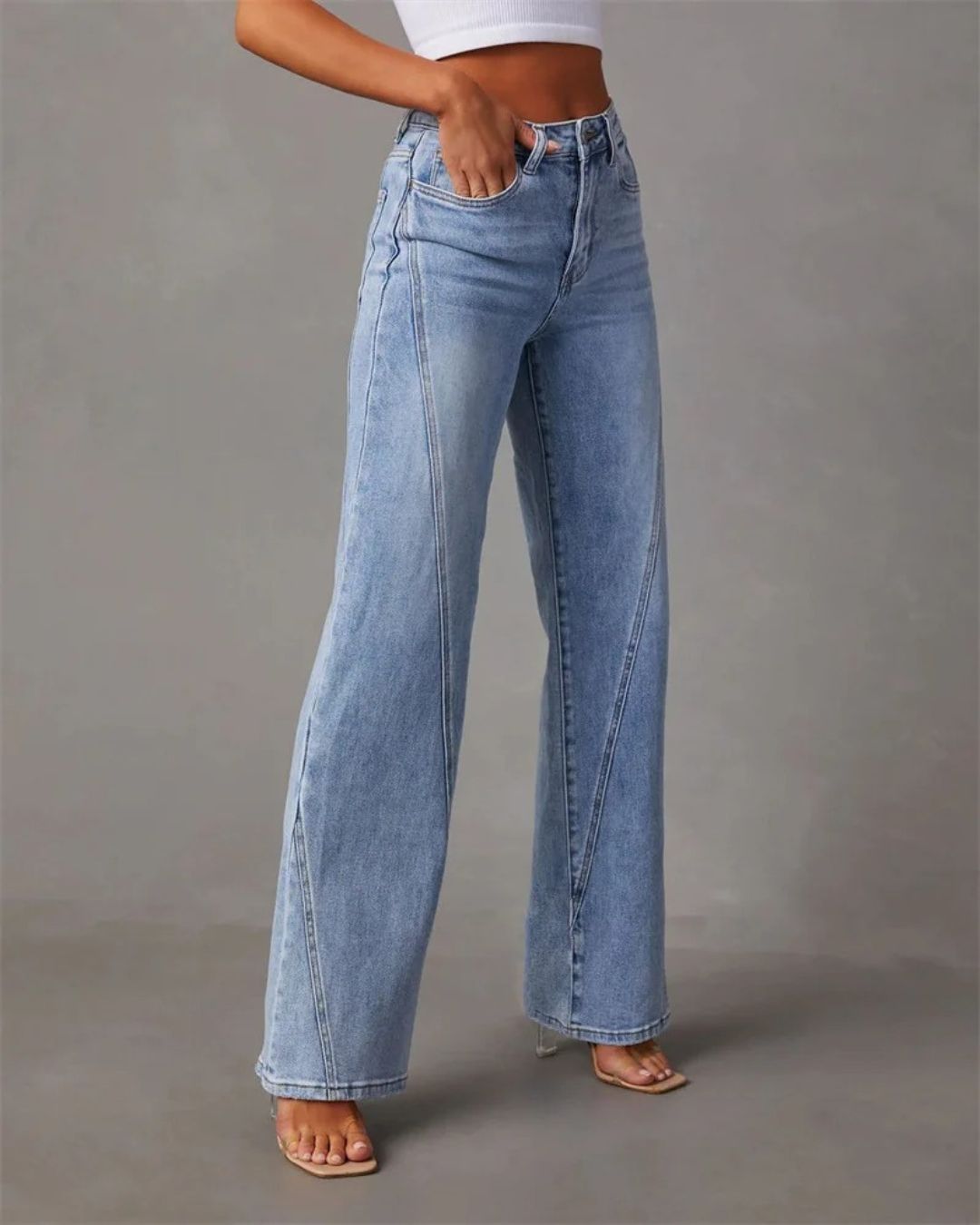 AMÉLIE – DENIM JEANS MIT WEITEM BEIN UND V-NAHTDETAILS 4