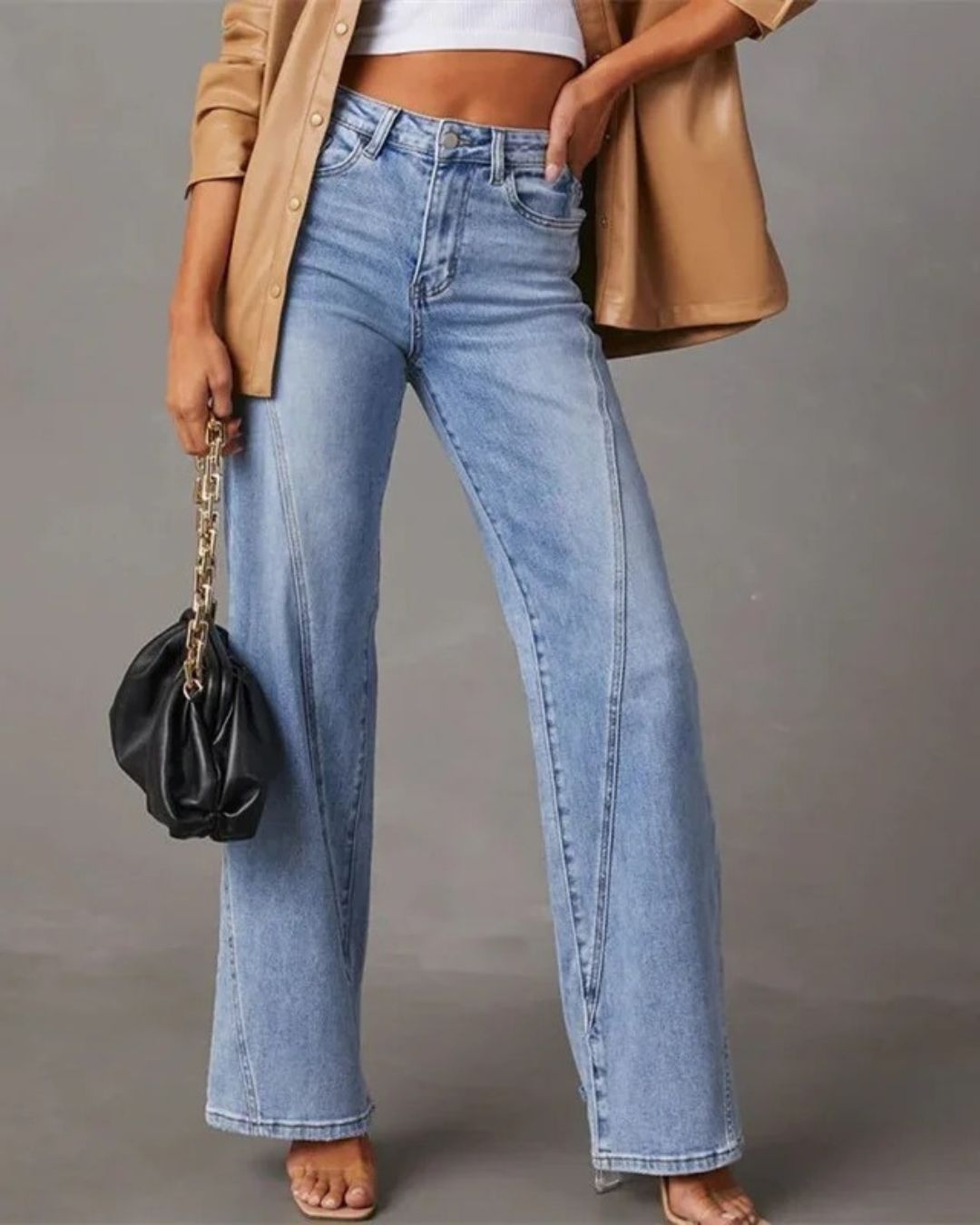 AMÉLIE – DENIM JEANS MIT WEITEM BEIN UND V-NAHTDETAILS 5