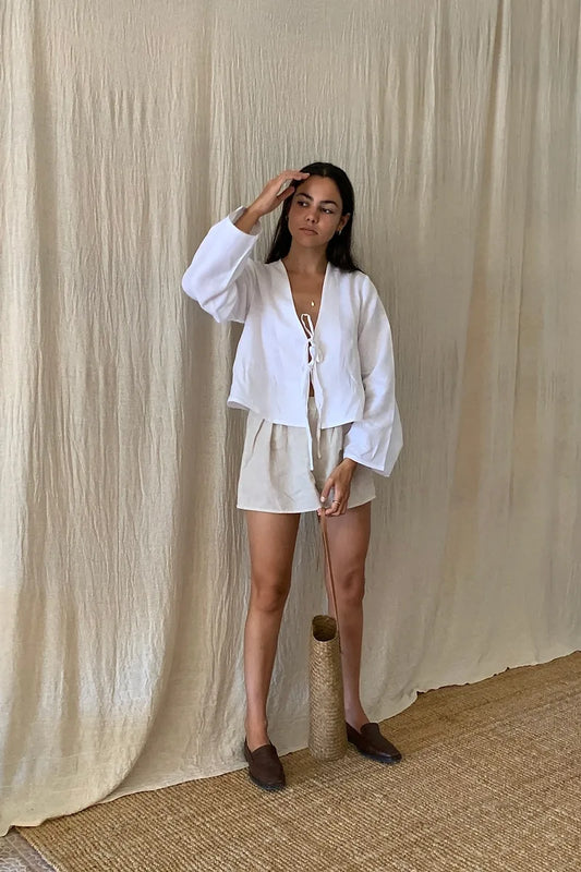 LIVIA – WEISSE BLUSE MIT SCHNÜRUNG UND KURZEN ÄRMELN 1