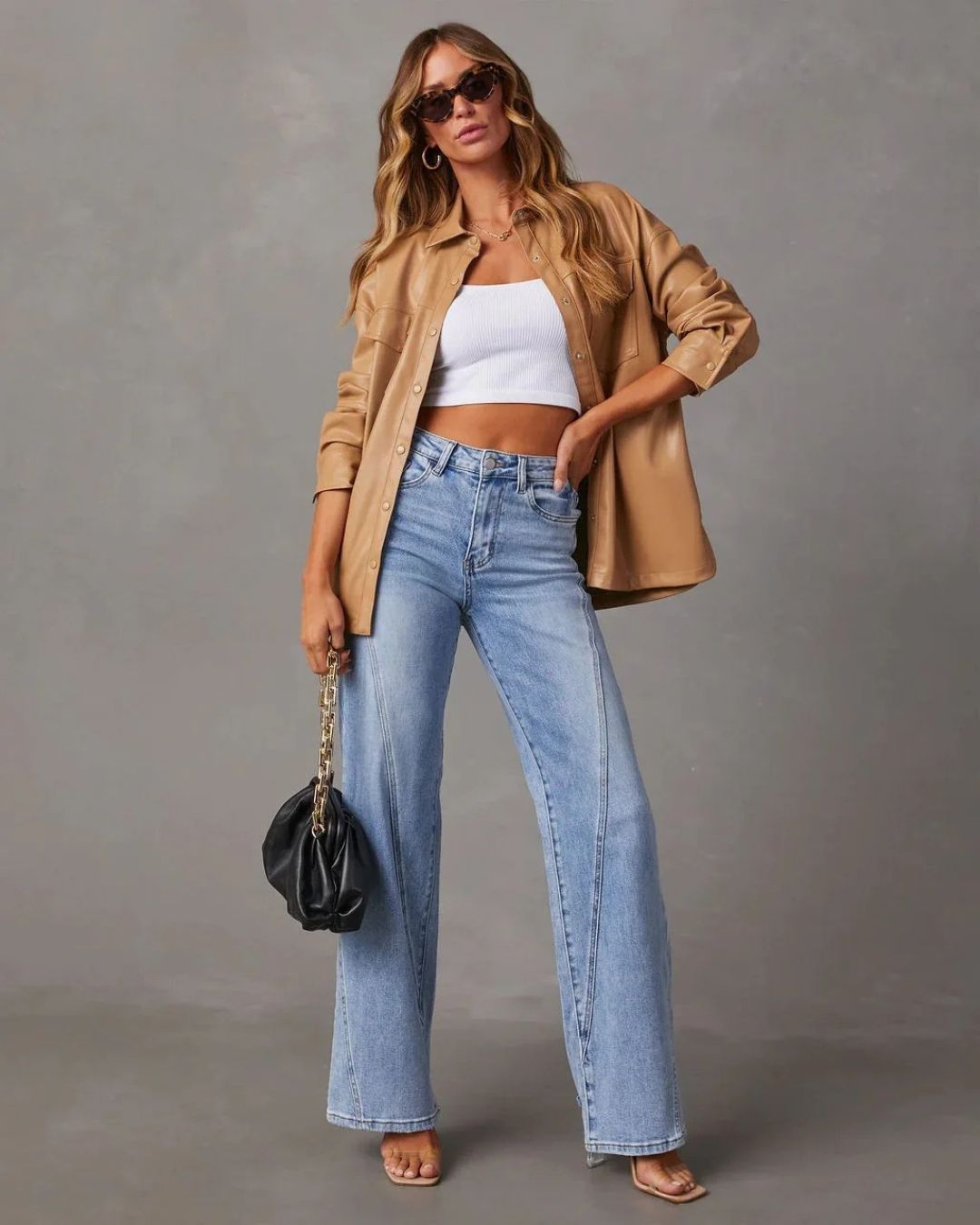 AMÉLIE – DENIM JEANS MIT WEITEM BEIN UND V-NAHTDETAILS 6