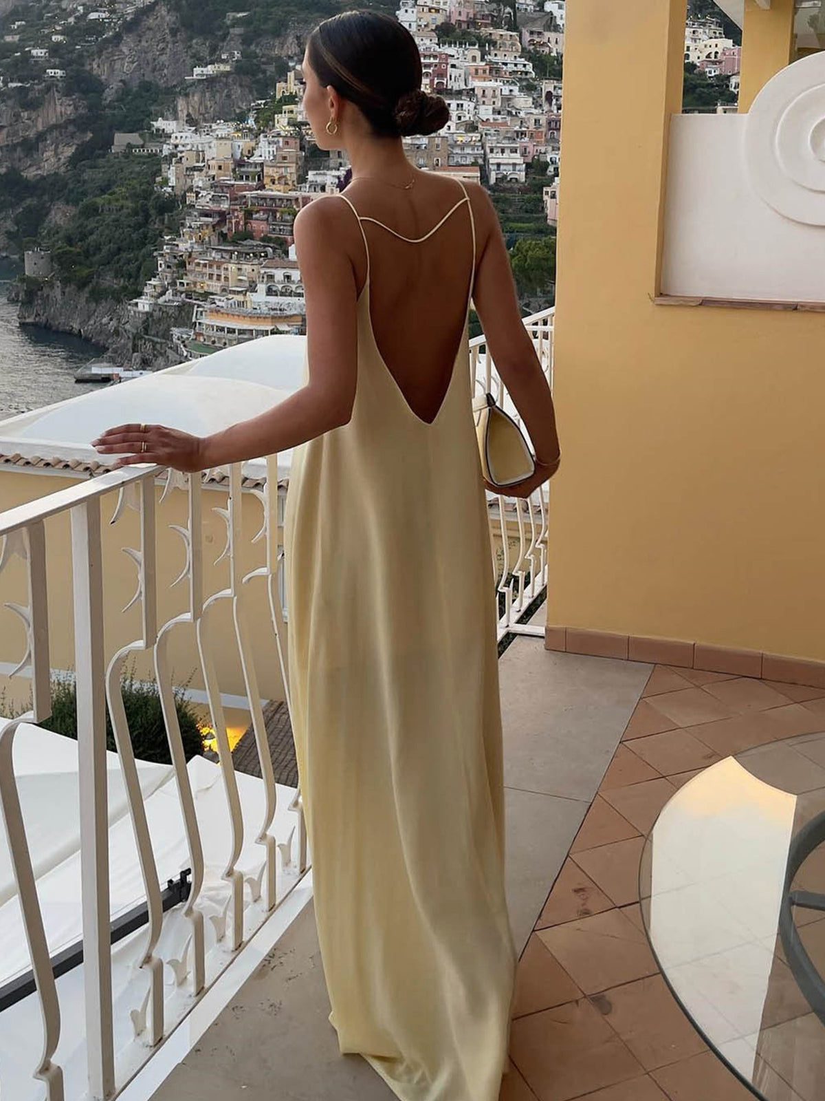 LUMIRA – SATIN-LANGKLEID MIT RÜCKENAUSSCHNITT IN HELLGELB 2