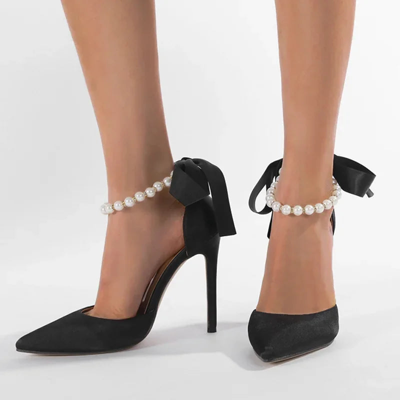CÉLINA – SEIDEN-HIGH HEELS MIT PERLENDETAILS IN WEISS & SCHWARZ 2
