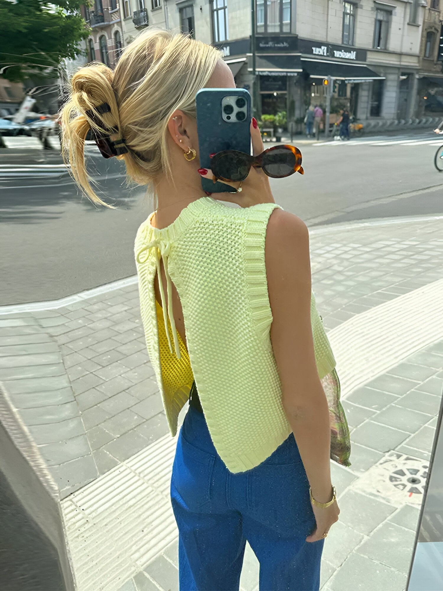 NORA – GELBES RÜCKENFREIES STRICKTOP MIT GEWELLTEM SAUM 2