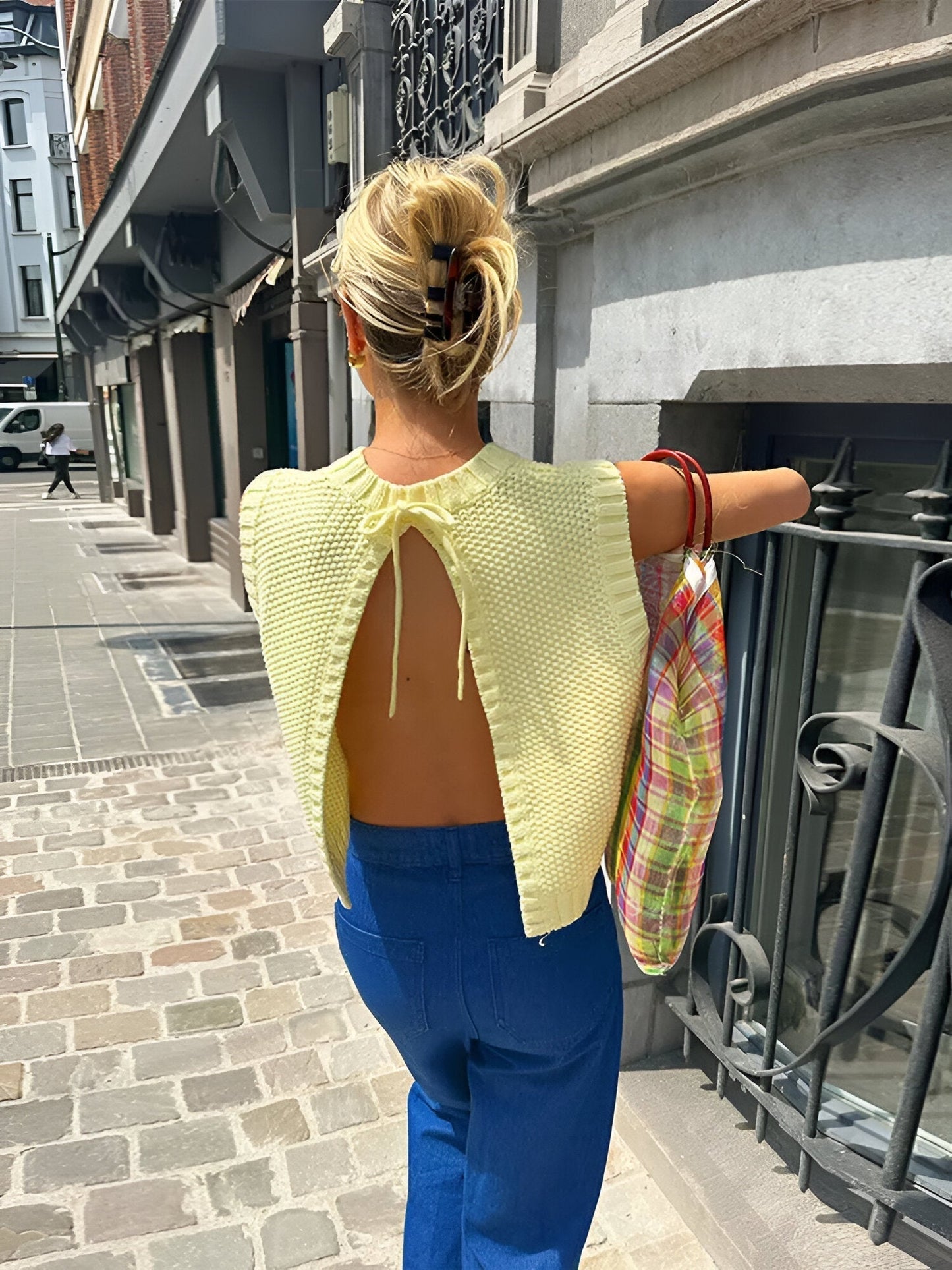 NORA – GELBES RÜCKENFREIES STRICKTOP MIT GEWELLTEM SAUM 1