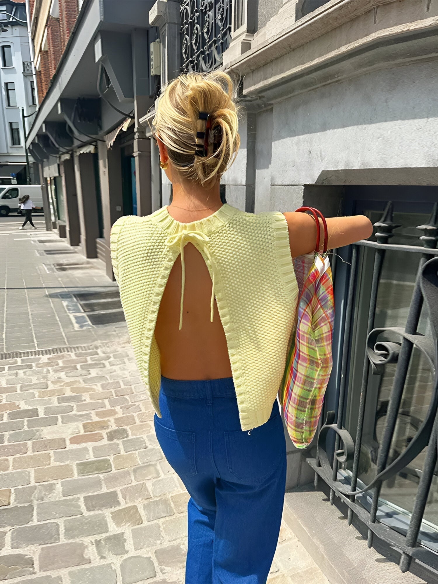 NORA – GELBES RÜCKENFREIES STRICKTOP MIT GEWELLTEM SAUM 1