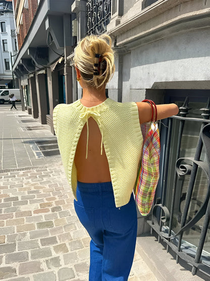 NORA – GELBES RÜCKENFREIES STRICKTOP MIT GEWELLTEM SAUM 1