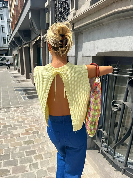 NORA – GELBES RÜCKENFREIES STRICKTOP MIT GEWELLTEM SAUM 1